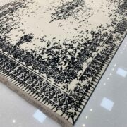 فرش ماشینی مدرن فانتزی طرح کهنه نما زمینه سفید مشکی کد 32-154