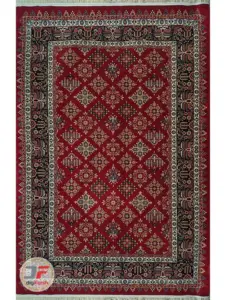 نمای کلی فرش سنتی زمینه لاکی کد 104