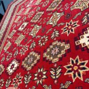 فرش طرح سنتی و دستباف زمینه لاکی کد 8018