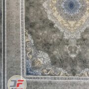 فرش ماشینی کلاسیک 1200 شانه گل برجسته طرح دیالوگ زمینه دودی